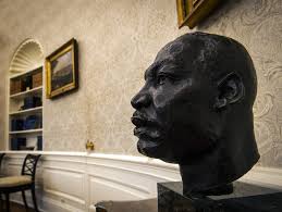 تمثال مارتن لوثر كينج في مكتب بايدن