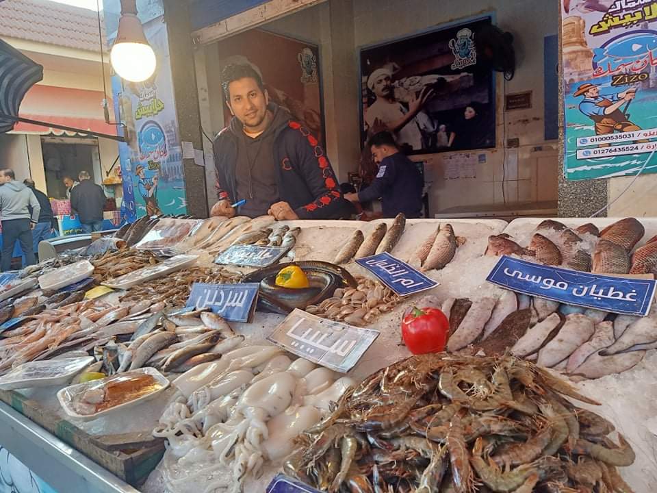 إقبال كبير على سوق السمك ببورسعيد  (1)