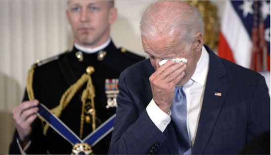 بايدن يمسح دموعه عندما فاجئه أوباما بالميدالية الرئاسية للحرية في 12 يناير 2017