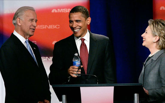 بايدن وأوباما وهيلاري  يتحدثون قبل المناظرة الأولى للحملة الرئاسية عام 2008