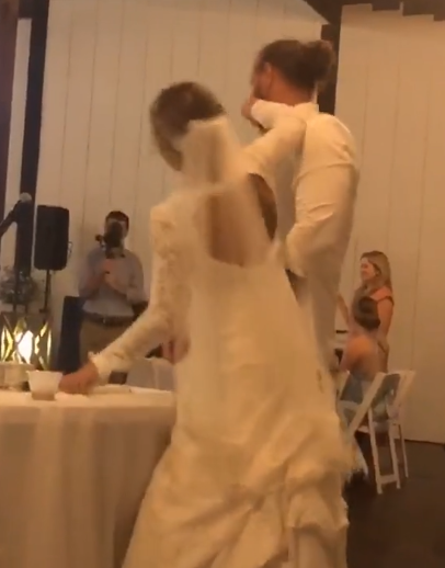 عروس يضرب عروسته بالتورته أثناء حفل الزفاف بأمريكا (3)