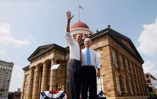 بايدن وأوباما أمام الكابيتول لحظة اختياره لجون نائبًا له في 2008