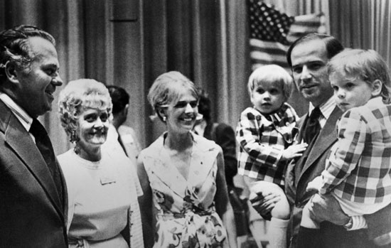 يحمل جو بايدن ابنيه  جوزيف وروبرت خلال مؤتمر الدولة الديمقراطي لعام 1972