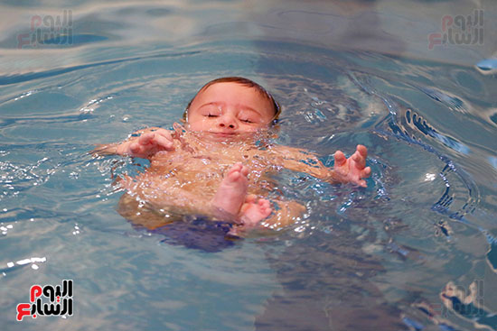 طفل خلال السباحة