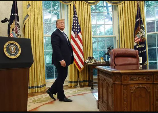 ترامب استقر على هذا الكرسي الجلدي ذو اللون البني المحمر