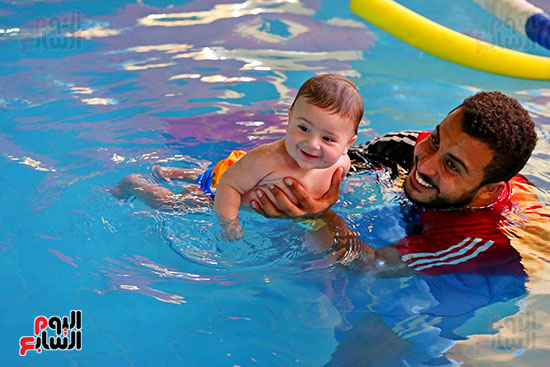 المدرب محمد الزغوى مع أحد الأطفال
