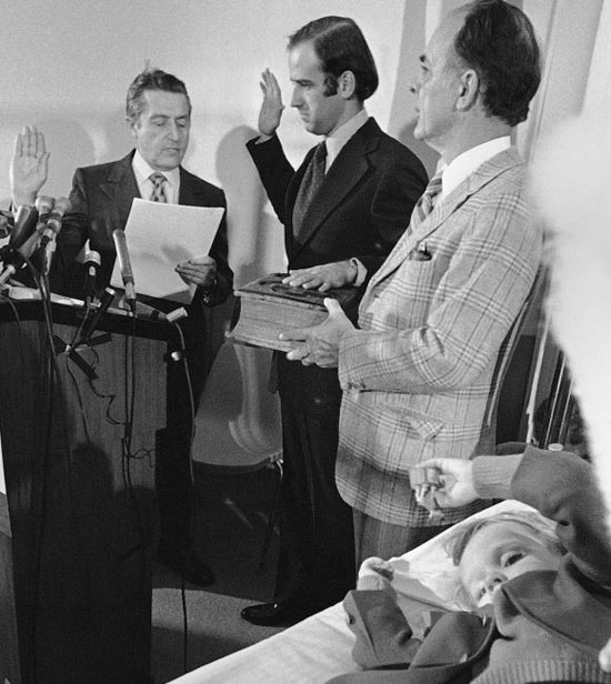 بايدن يؤدي اليمين الدستورية عام 1973 كعضو في مجلس الشيوخ الأمريكي من ولاية ديلاوير