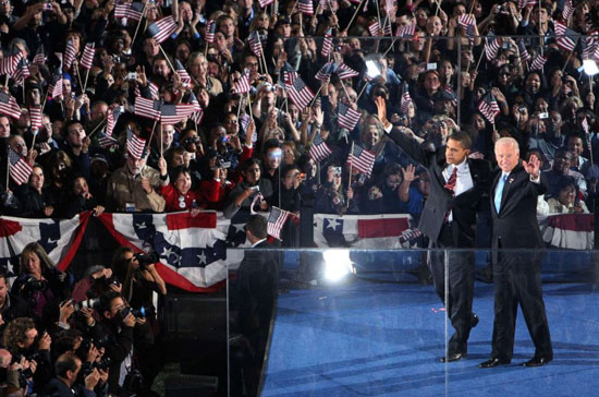 الرئيس المنتخب باراك أوباما ونائب الرئيس المنتخب جو بايدن يلوحان لمؤيديهما في 2008