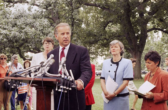 السناتور جو بايدن يتحدث إلى المراسلين حول قانون العنف ضد المرأة عام 1994