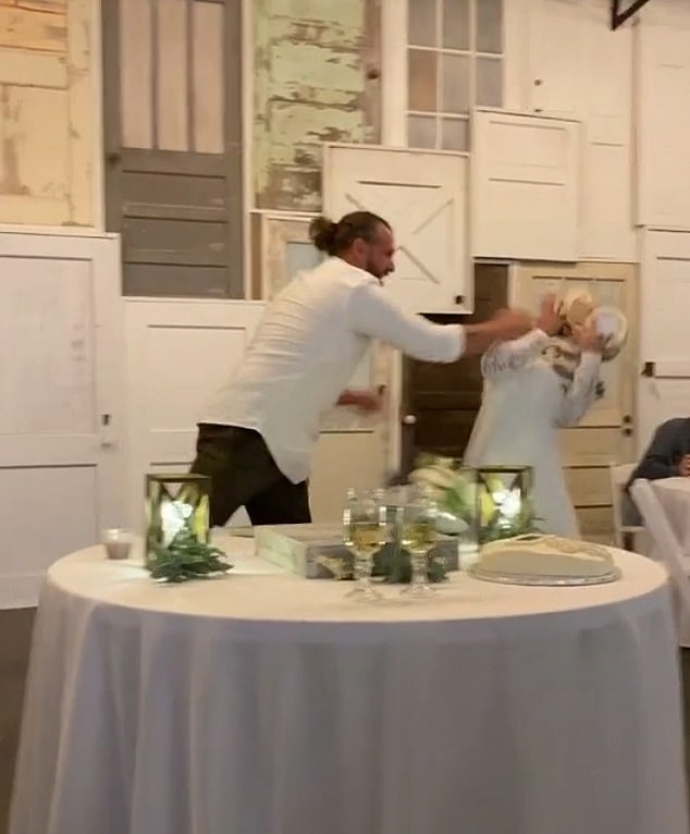 عروس يضرب عروسته بالتورته أثناء حفل الزفاف بأمريكا (1)