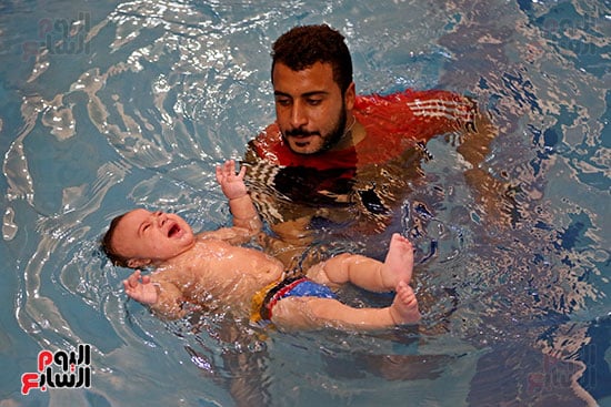 محمد الزغوى مدرب سباحة الرضع