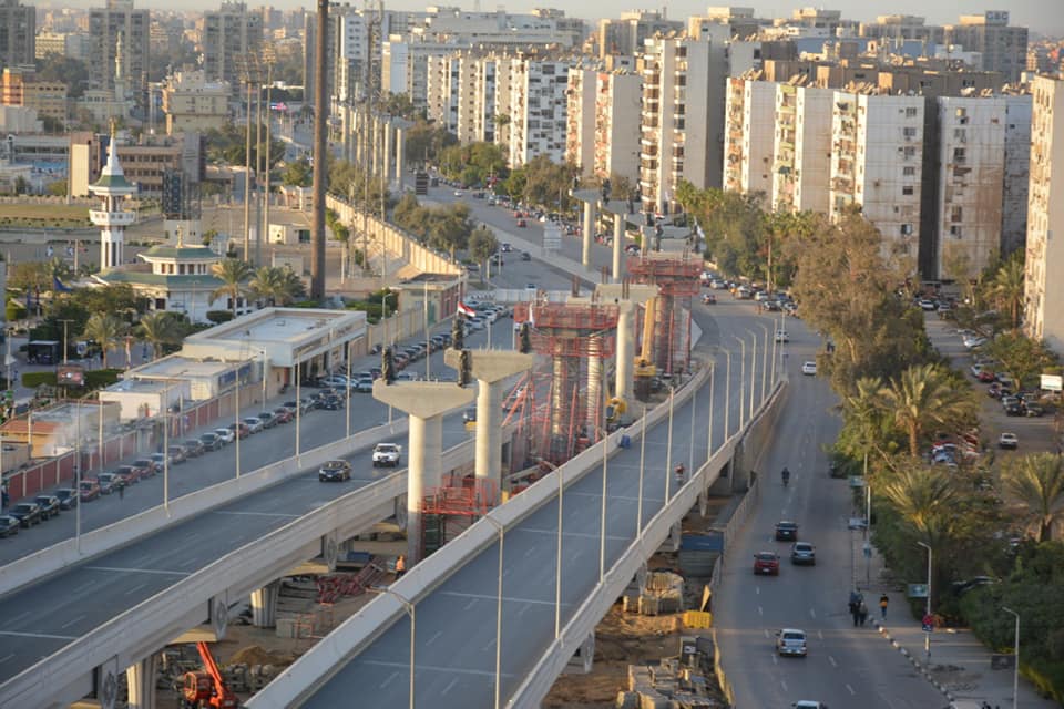 جانب من الاعمدة المنفذه بمشروع المونوريل بشارع يوسف عباس