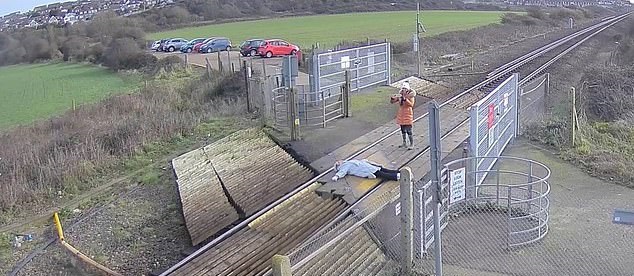 امرأة تخاطر بحياتها من أجل صورة سيلفى على قضبان قطار في بريطانيا (2)