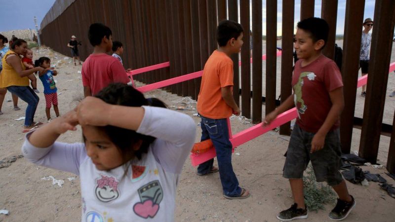 أرجوحة الأطفال على الحدود الأمريكية المكسيكية