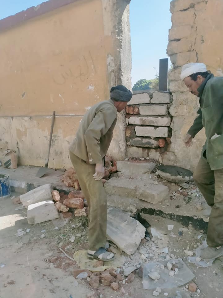 جانب من غلق فتحات لعبور المواطنين من شريط السكة الحديد جانب من غلق فتحات لعبور المواطنين من شريط السكة الحديد