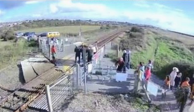 امرأة تخاطر بحياتها من أجل صورة سيلفى على قضبان قطار في بريطانيا (1)