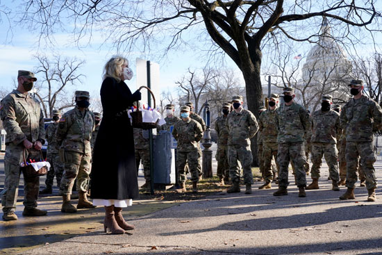 زوجة بايدن تتحدث مع الجنود