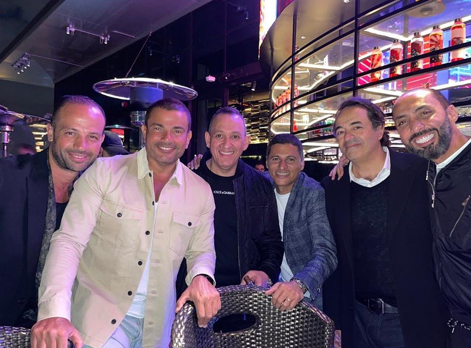 عمرو دياب مع اصدقاءه