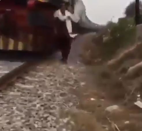قطار يدهس شابا باكستانيا