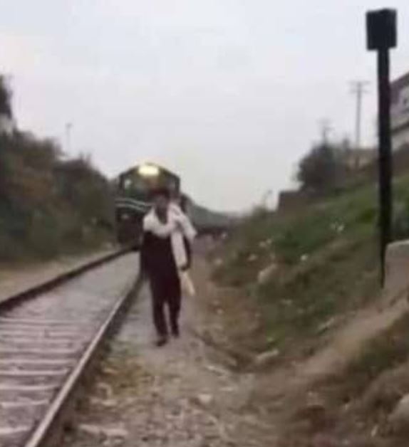 قطار يدهس شابا باكستانيا أثناء تصوير فيديو لنشره على تيك توك