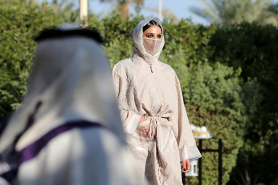 عارضة أزياء سعودية تعرض أحدث مجموعة من العبايات (فساتين نسائية عربية) للأميرة السعودية صفية حسين   (1)