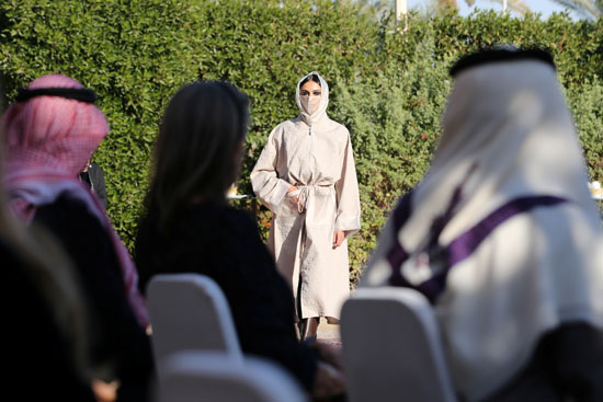 عارضة أزياء سعودية تعرض أحدث مجموعة من العبايات (فساتين نسائية عربية) للأميرة السعودية صفية حسين   (2)