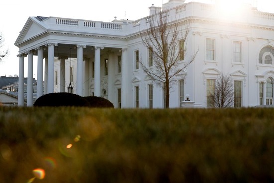 منظر عام لشروق الشمس على البيت الأبيض في واشنطن