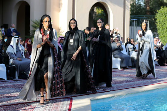 عارضة أزياء سعوديةتعرض أحدث مجموعة من العبايات   (3)