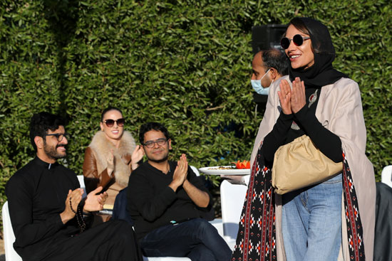 الأميرة صفية حسين تشكر الضيوف خلال عرض أزياء لأحدث مجموعاتها من العبايات
