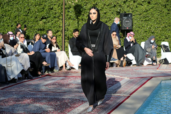 عارضة أزياء تعرض أحدث مجموعة من فساتين نسائية عربية (1)