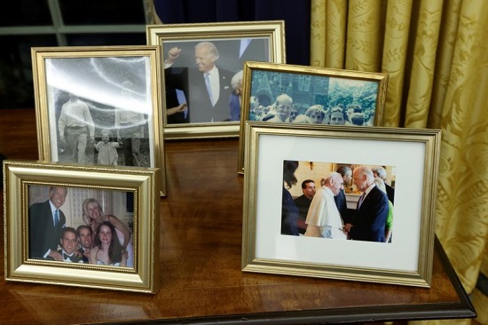 صورة للرئيس جو بايدن وهو يحيي البابا فرنسيس تنضم إلى الصور العائلية