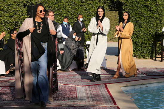 الأميرة السعودية صفية حسين تمشي مع عارضات أزياء سعوديات خلال عرض أزياء لأحدث مجموعاتها من العبايات