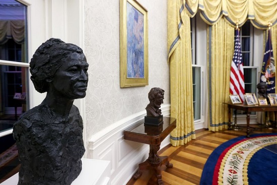 تماثيل نصفية لزعيم الحقوق المدنية روزا باركس والرئيس أبراهام لنكولن