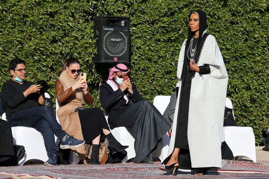 عارضة أزياء تعرض أحدث مجموعة من فساتين نسائية عربية (2)