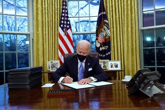 الرئيس جو بايدن يوقع الأوامر التنفيذية في المكتب البيضاوي