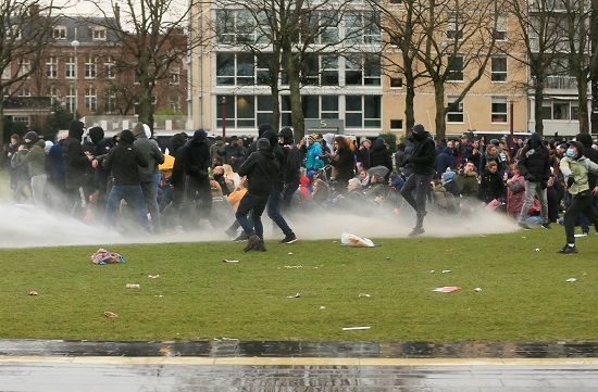 إطلاق الغاز على المتظاهرين