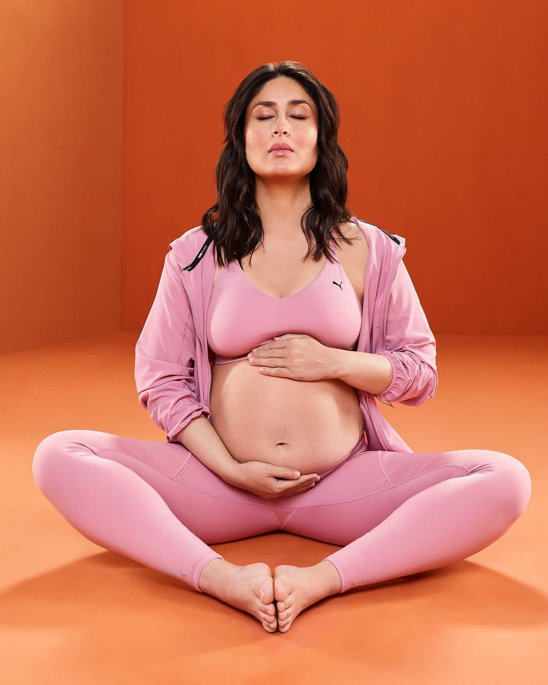 كارينا كابور تمارس اليوجا وتظهر رشاقتها أثناء الحمل في فوتوسيشن جديد
