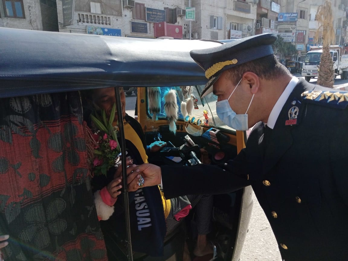 توزيع الورود والحلوي علي المواطنين