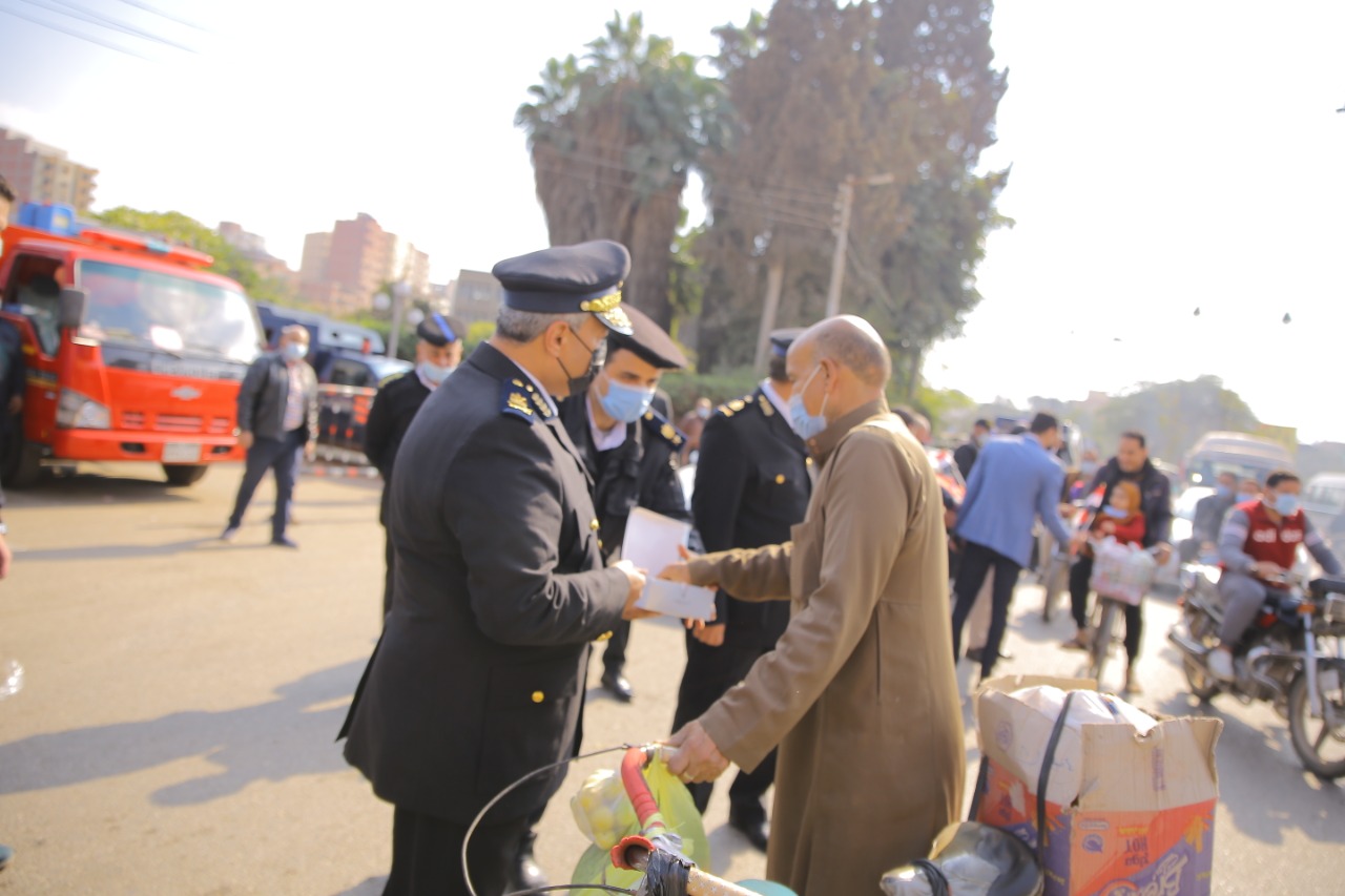 أمن المنوفية يوزع الورود والشيكولاتة على المواطنين فى عيد الشرطة  (10)