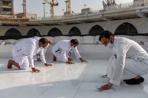 فريق سعودي مختص بتنظيف سطح الكعبة المشرفة خلال 40 دقيقة (7)