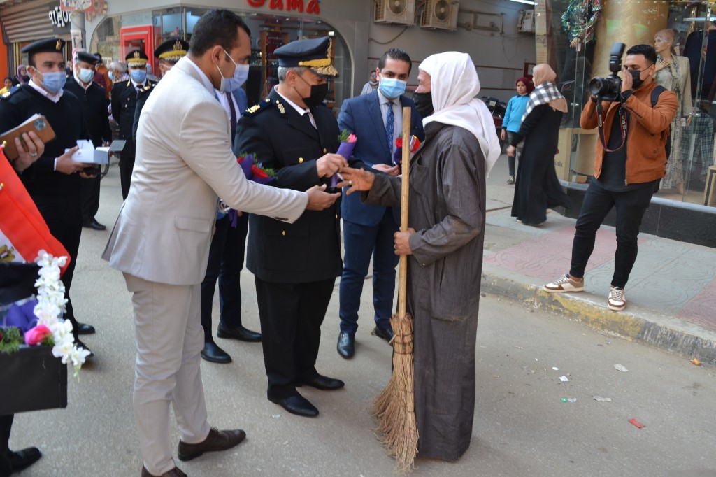 أمن المنوفية يوزع الورود والشيكولاتة على المواطنين فى عيد الشرطة  (1)
