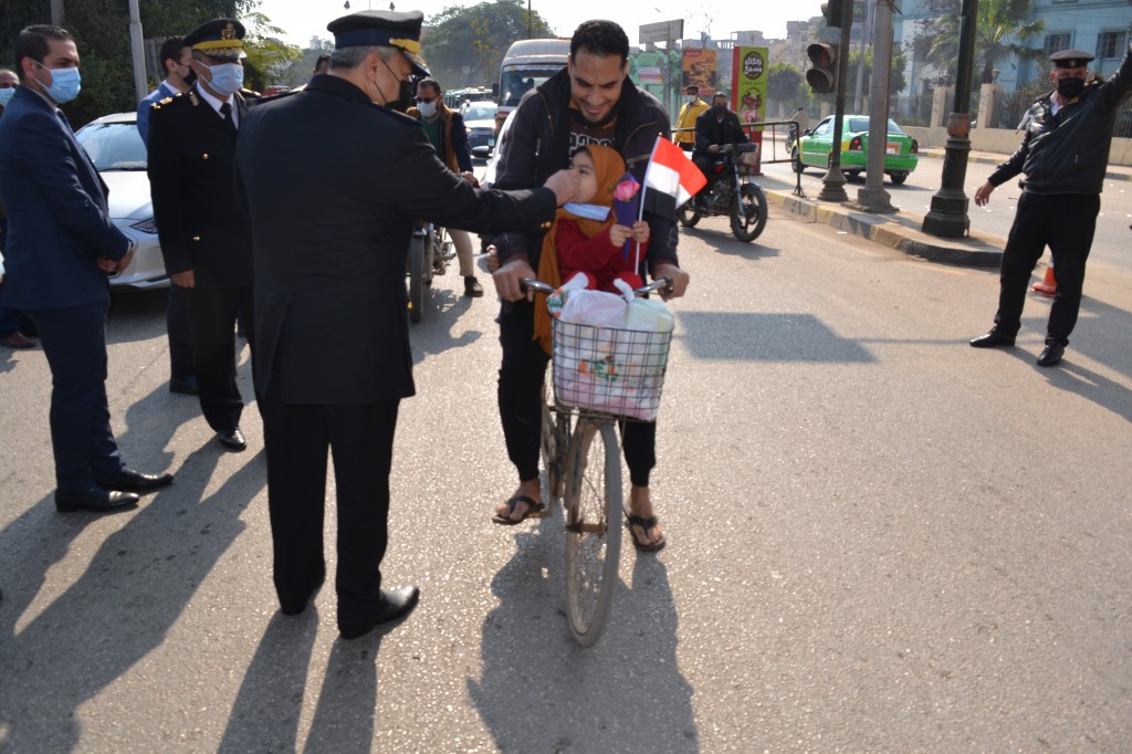 أمن المنوفية يوزع الورود والشيكولاتة على المواطنين فى عيد الشرطة  (12)