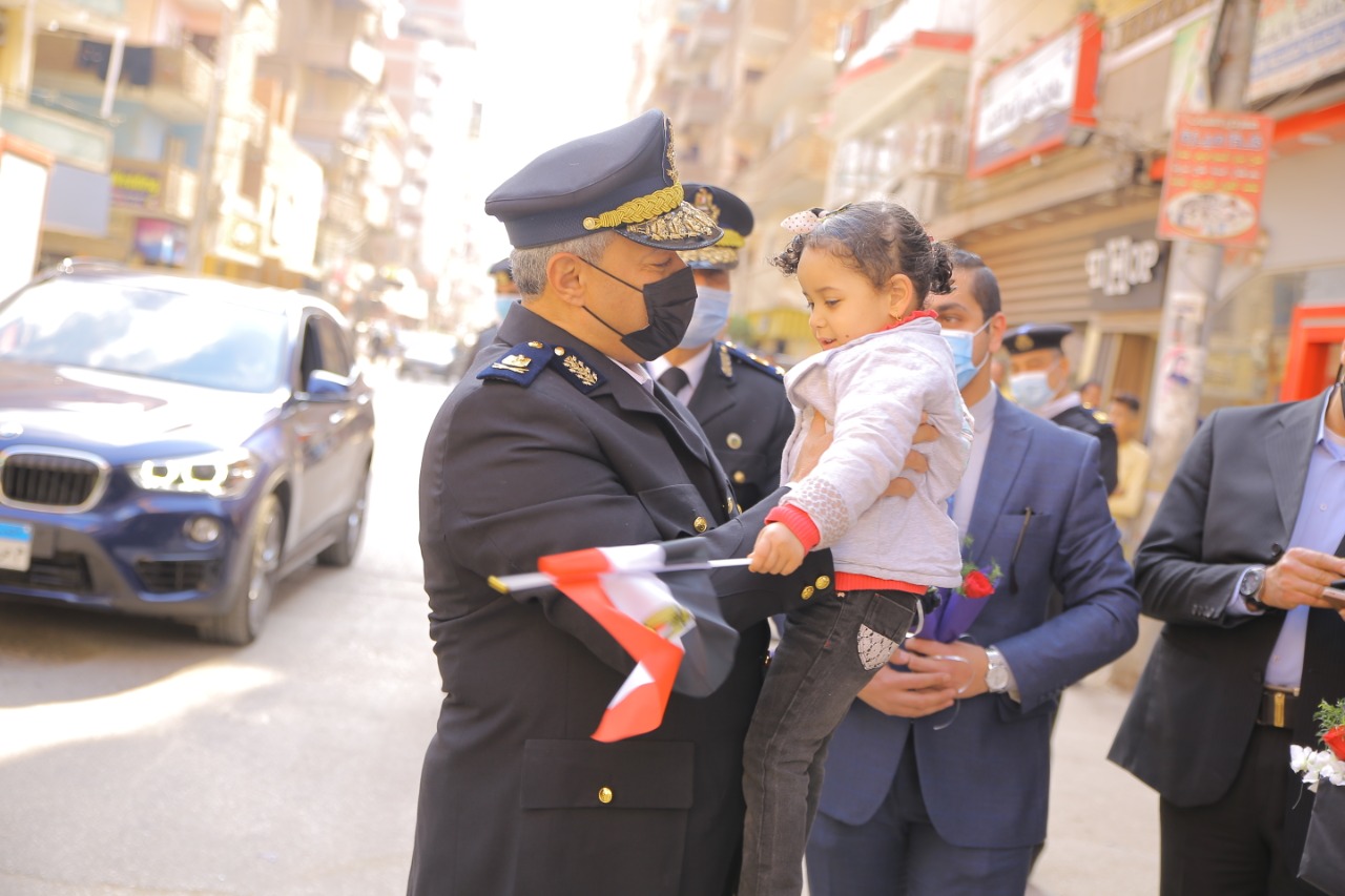 أمن المنوفية يوزع الورود والشيكولاتة على المواطنين فى عيد الشرطة  (5)
