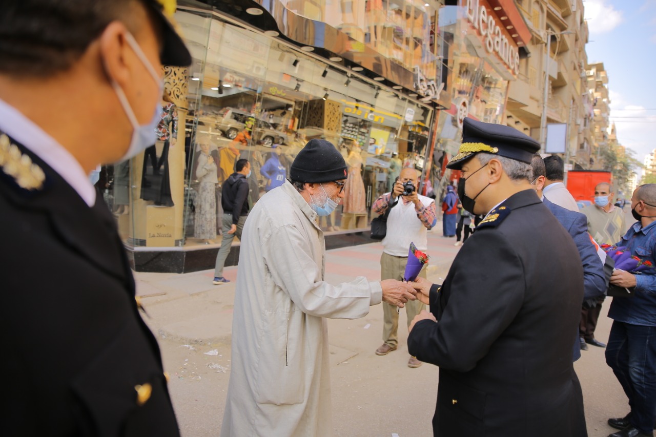 أمن المنوفية يوزع الورود والشيكولاتة على المواطنين فى عيد الشرطة  (7)