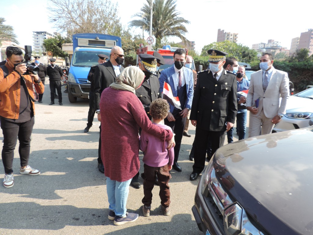 أمن المنوفية يوزع الورود والشيكولاتة على المواطنين فى عيد الشرطة  (2)