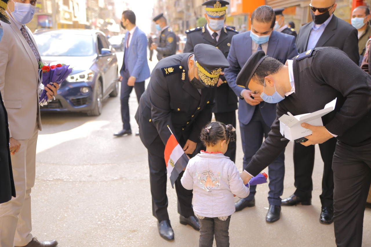 أمن المنوفية يوزع الورود والشيكولاتة على المواطنين فى عيد الشرطة  (11)