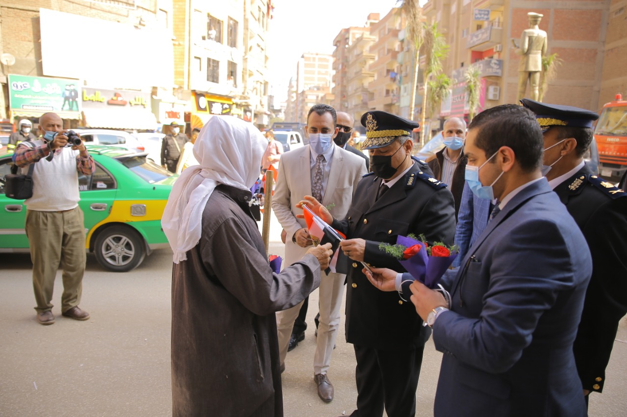 أمن المنوفية يوزع الورود والشيكولاتة على المواطنين فى عيد الشرطة  (9)