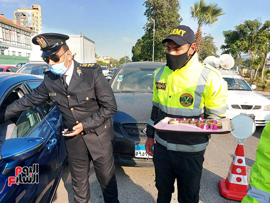 قوات-الشرطة-بالإسماعيلية-توزع-الورود-على-المواطنين