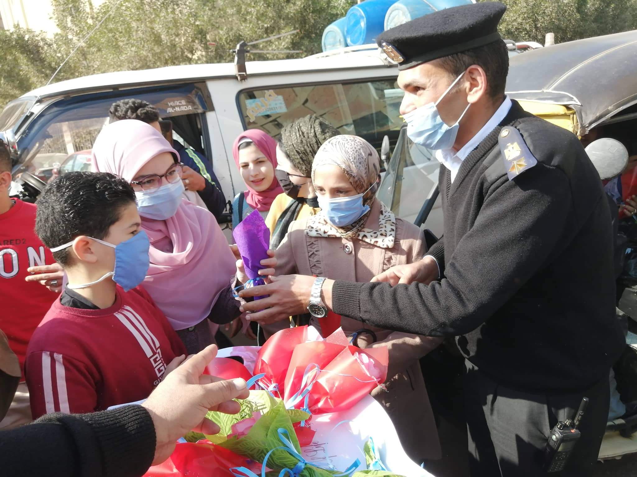قوات الشرطة توزع الورود على المواطنين بديرب نجم