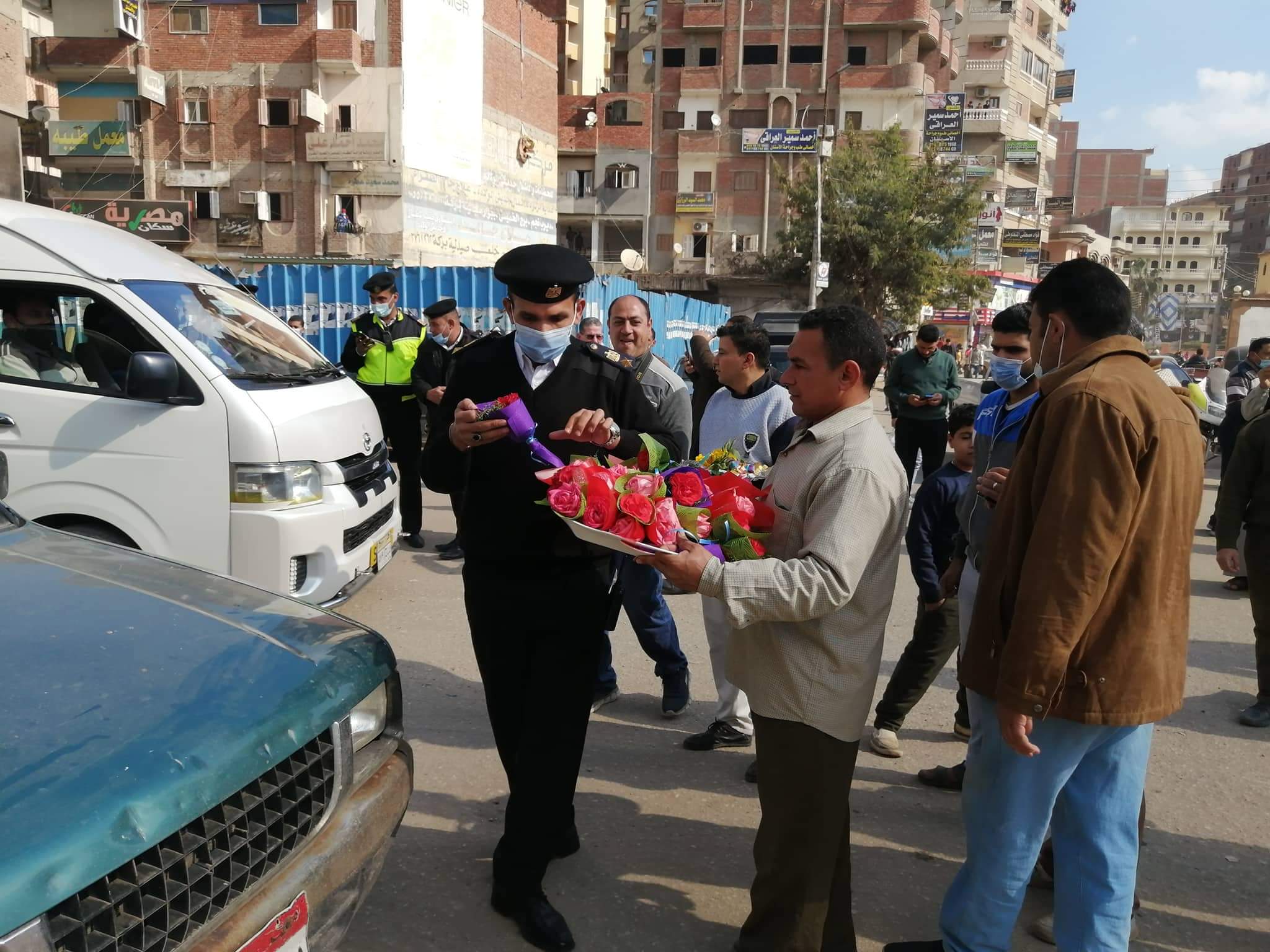 قوات الشرطة أثناء توزيعها الورود على المواطنين